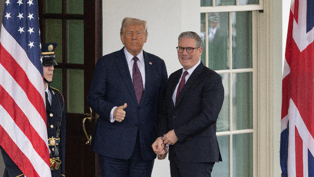 2月27日，特朗普在华盛顿白宫迎接斯塔默（右）（新华社图）