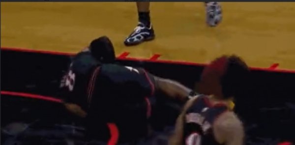 专业配资平台排名第一 男人的痛~杰伦·布朗背打一肘打到小乔治 保罗·乔治直接倒地不起